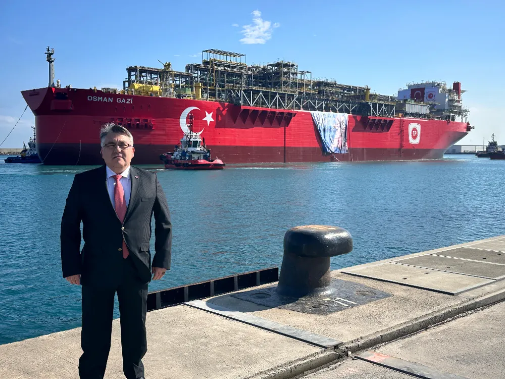 Özölçer, Türkiye’nin İlk Yüzer Doğal Gaz Üretim Platformu Osman Gazi’yi Filyos Limanı’nda Karşıladı